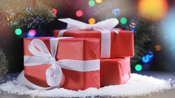 Caja Regalo Roja Navidad Atada Con Una Cinta Blanca Nieve — Foto de Stock