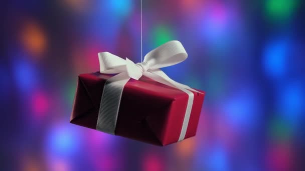 4k. Christmas mood. The red box tied with a white ribbon rotates. — Vídeo de Stock