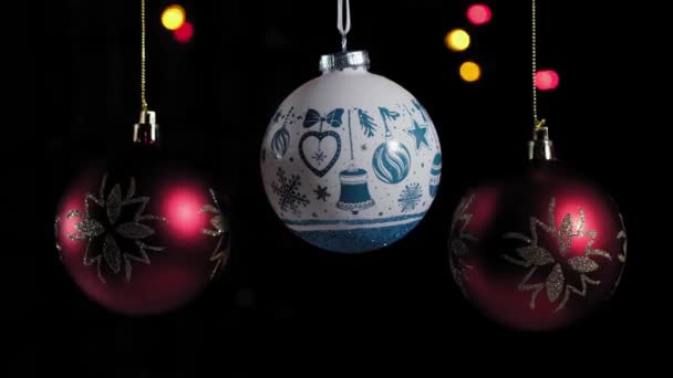 4k. Veelkleurig kerstballen speelgoed en Knipperende slinger met ronde lichten. — Stockvideo