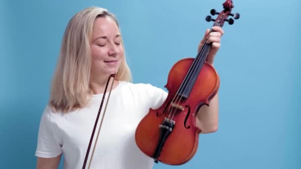 4K. Een jonge blanke blonde vrouw die viool speelt. meisje spelen de viool — Stockvideo