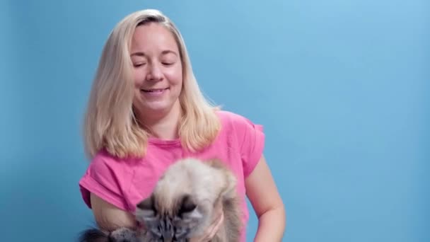 4K. Mladá běloška drží v rukou kočku — Stock video
