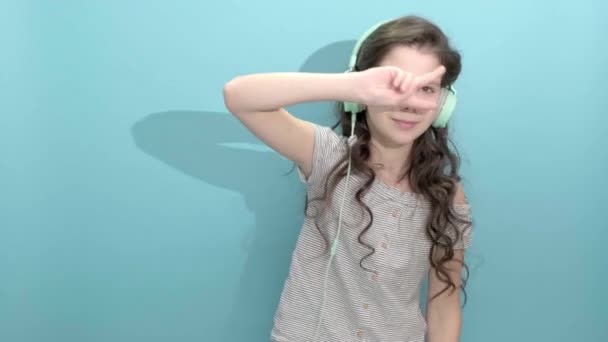 Happy Mladá dívka poslouchat hudbu ve sluchátkách tanec — Stock video