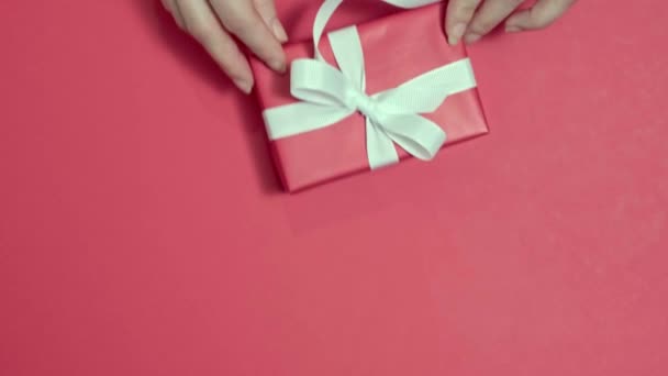 Frauenhände legen Geschenkboxen auf flache Lagen. Hände fixieren Bogen. — Stockvideo
