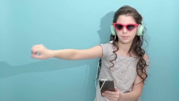 Chica joven feliz escuchar música en los auriculares de baile — Vídeos de Stock