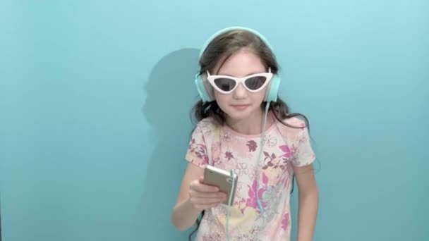 Happy Young girl listen music in headphones dance — Stock Video