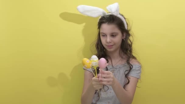 Veselé Velikonoce. Dobře vypadající usmívající dívka dítě s králíčkem nadýchané uši — Stock video
