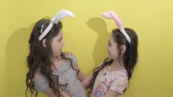 Veselé Velikonoce. Sestry slaví Velikonoce. Velikonoční aktivity pro děti — Stock video