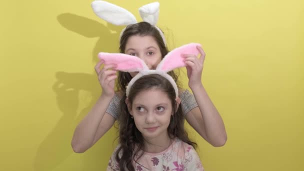 Feliz Pascua. Las hermanas celebran la Pascua. Actividades de Pascua para niños — Vídeos de Stock