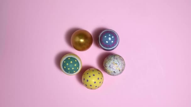 Forgó színes húsvéti tojás körben rózsaszín háttér. Húsvéti tojás — Stock videók