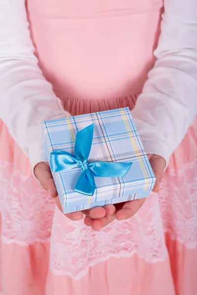 elinde bir hediye ile küçük kız