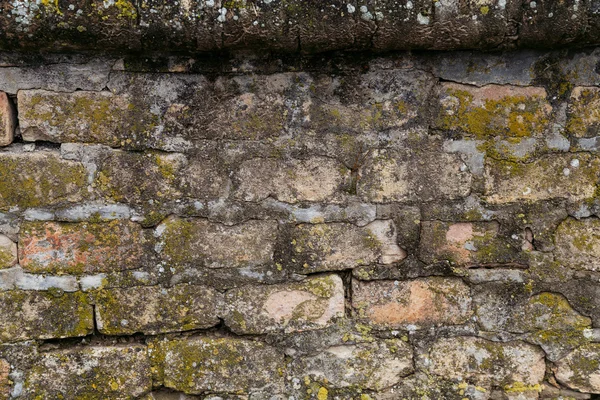 Zeer oude bakstenen muur bedekt met mos, textuur — Stockfoto