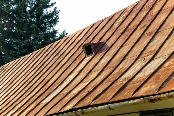 Vecchio tetto in metallo arrugginito Immagine Stock