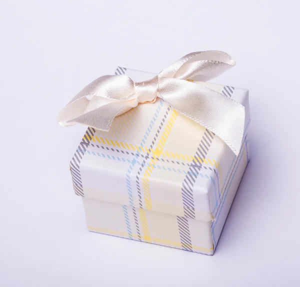 kurdele - beyaz beyaz hediye kutusu