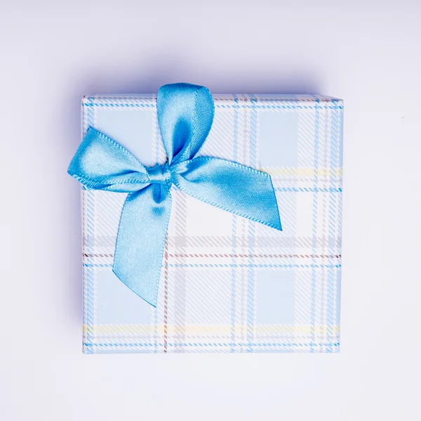 Caja de regalo azul con cinta - en blanco aislado —  Fotos de Stock