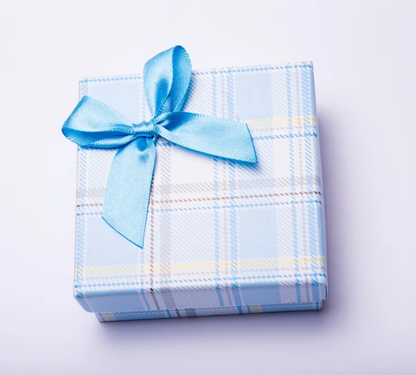 Modré dárkové krabičce s mašlí - na izolované bílá — Stock fotografie