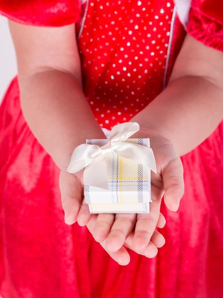 Noel hediyesi ile küçük kızın elleri