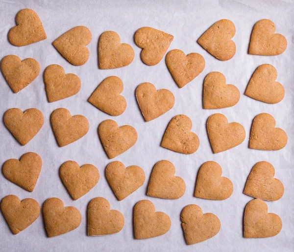 Corazones de jengibre aislados sobre fondo blanco —  Fotos de Stock