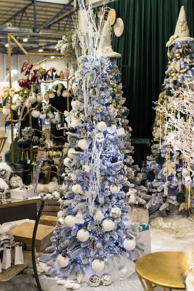 La posizione delle vacanze con blu bianco lungo albero di Natale — Foto Stock