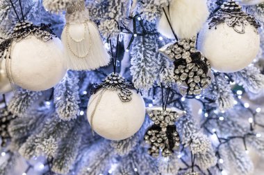 Mavi beyaz Noel ağacında oyuncaklar ve çelenklerle tatil yerlerini kapatın