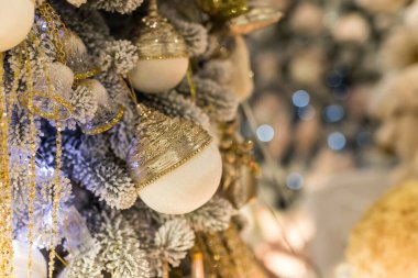 Mavi beyaz Noel ağacında oyuncaklar ve çelenklerle tatil yerinin yan görüntüsü