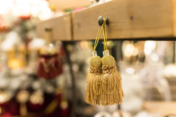 Close up posizione di Natale con campane d'oro su un garofano — Foto Stock