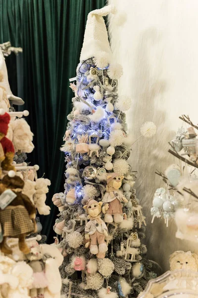 La posizione delle vacanze con albero di Natale blu bianco e oro lungo — Foto Stock