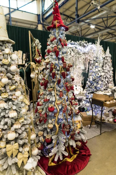La posizione delle vacanze con blu bianco e rosso lungo albero di Natale — Foto Stock
