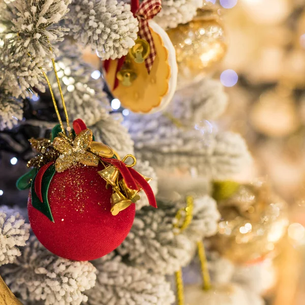 Κοντινό πλάνο της τοποθεσίας διακοπών με παιχνίδια και γιρλάντες σε κόκκινο λευκό χριστουγεννιάτικο δέντρο — Φωτογραφία Αρχείου