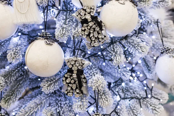 Κοντινό πλάνο της τοποθεσίας διακοπών με παιχνίδια και γιρλάντες σε μπλε λευκό χριστουγεννιάτικο δέντρο — Φωτογραφία Αρχείου