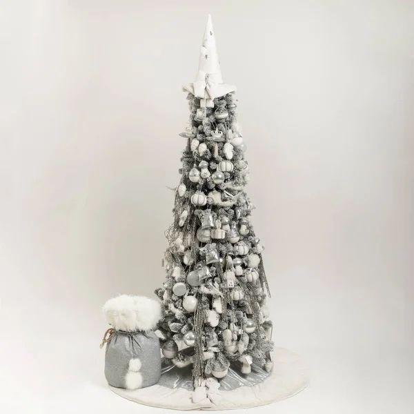 Beyaz arka planda izole edilmiş gri-beyaz uzun Noel ağacı — Stok fotoğraf