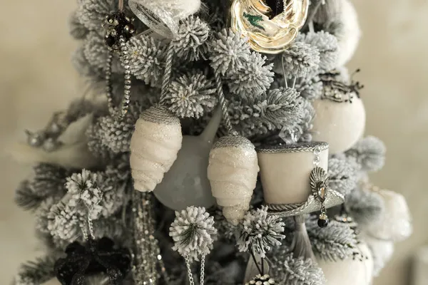 Close-up de feriados local com brinquedos e guirlandas na árvore de Natal branco e cinza — Fotografia de Stock