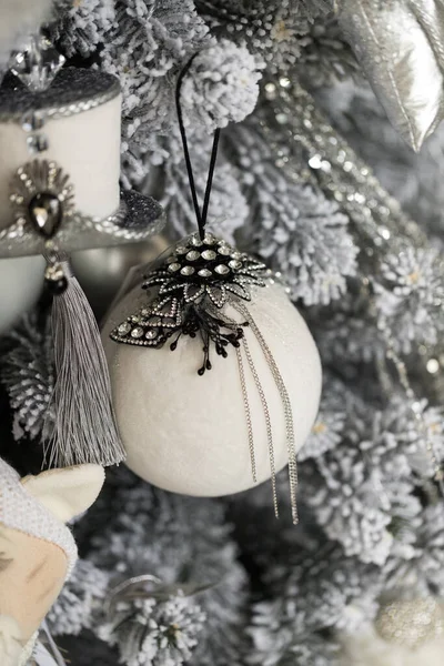 Oyuncak, çelenk ve tatil şapkasıyla beyaz-gri Noel ağacını kapatın. — Stok fotoğraf