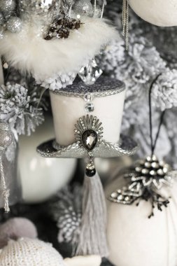 Noel ağacında oyuncaklar, çelenkler ve beyaz gri şapkayla tatil yerini kapatın.