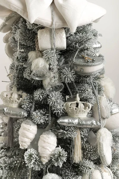 Κοντινό πλάνο του γκρι-λευκό χριστουγεννιάτικο δέντρο με μαλακά παιχνίδια, και γιρλάντες — Φωτογραφία Αρχείου