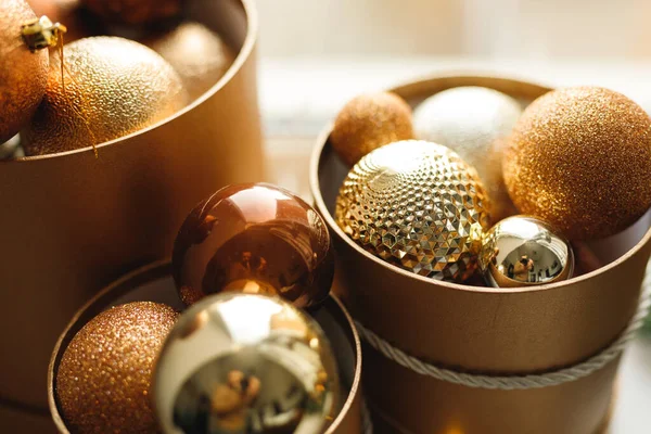 Закрыть декоративные рождественские шары в золотой коробке на окне — стоковое фото
