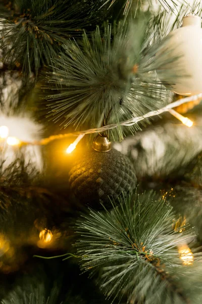 緑のクリスマスツリー上のおもちゃやガーランドで休日の場所の閉鎖 — ストック写真