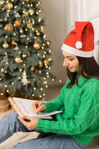 Pohled z boku mladé dívky psaní dopis Santa Claus — Stock fotografie
