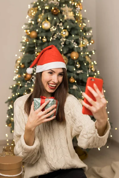 Mladá Dívka Telefonuje Rodičům Ukazuje Zelenou Červenou Vánoční Skříňku Šťastná — Stock fotografie