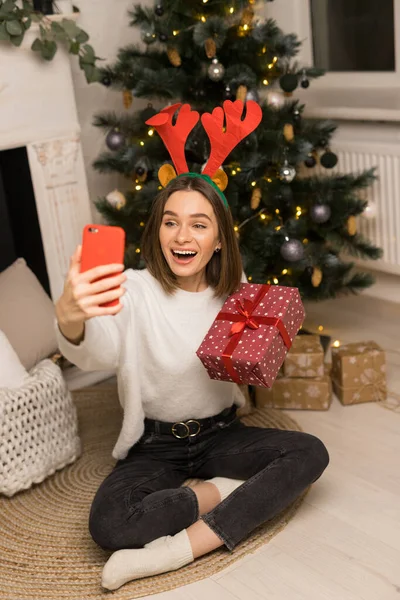 Detailní Záběr Mladé Dívky Telefon Rodičům Ukázat Červený Vánoční Dárek — Stock fotografie