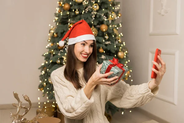 The young girl telephone to parents and show a green red Christmas gift — Stock Photo, Image