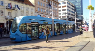 Şehir merkezindeki mavi tramvay, Zagreb. Ekim 2021