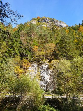 Kamnik 'in kayaları Savinja Alpleri ve mavi gökyüzü. Slovenya 'da sonbahar 