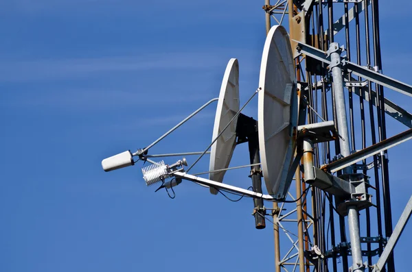 Platos satélite en la torre de comunicaciones —  Fotos de Stock