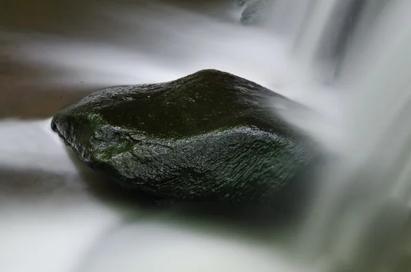 Rock stříkající vodou — Stock fotografie