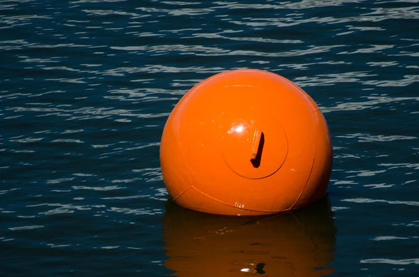 Schwimmende orangefarbene Boje — Stockfoto