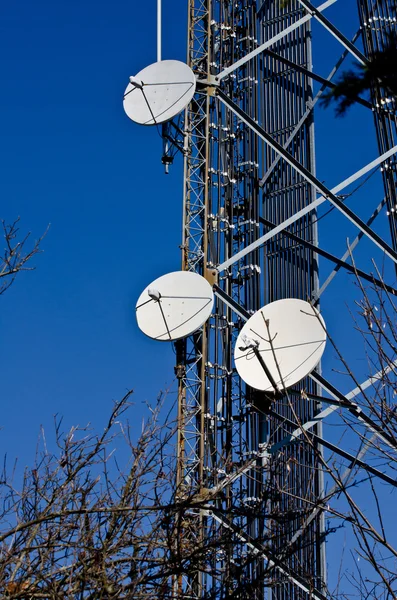 Platillo satélite en la torre de comunicaciones —  Fotos de Stock