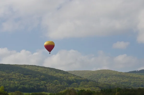 Luftballong flyger över bergen på en disig morgon — Stockfoto