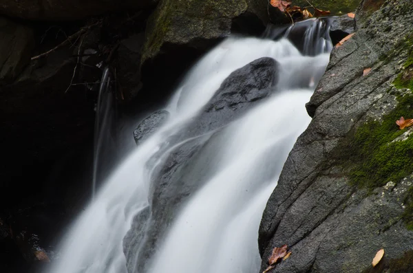 Wasserfall tief im Herbstwald — Stockfoto
