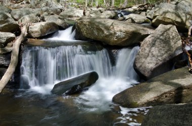 kayaların arasında şelale