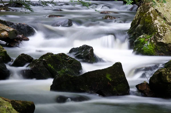 Pedras em água rápida — Fotografia de Stock